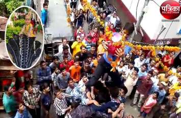 Krishna Janmashtami : गोपाला बन युवाओं ने फोड़ी दही की हांडी, रात 12 बजे पालने में झूलेंगे पालनहार Krishna Janmashtami : गोपाला बन युवाओं ने फोड़ी दही की हांडी, रात 12 बजे पालने में झूलेंगे पालनहार