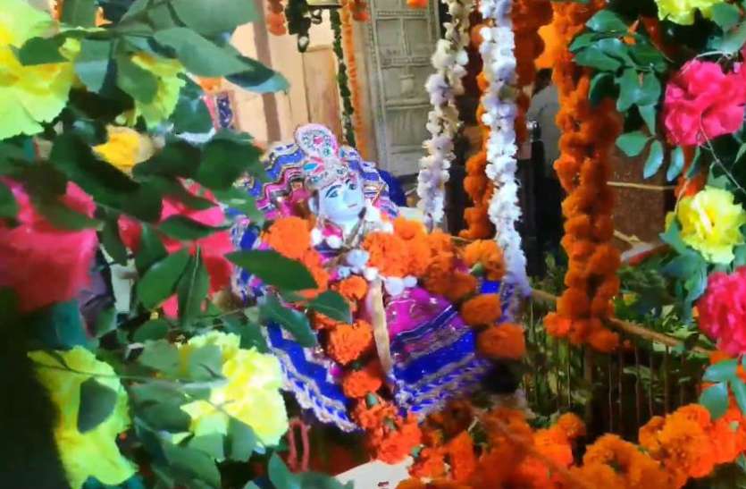 krishna आज की रात भगवान श्रीकृष्ण को इन 5 चीजों में से एक कर दें अर्पित, फिर देखें कमाल