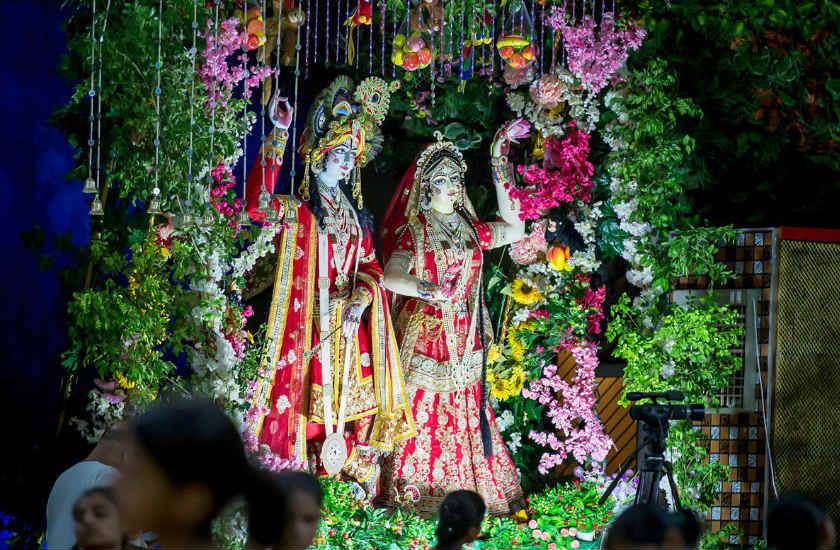 मथुरा में अजन्मे का जन्म, लाखों श्रद्धालु बने साक्षी, आज गोकुल में नंदोत्सव मथुरा में अजन्मे का जन्म, लाखों श्रद्धालु बने साक्षी, आज गोकुल में नंदोत्सव