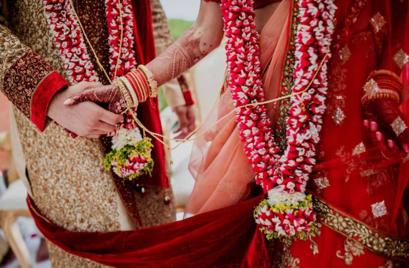 woman burnt alive before four month marrige चार माह पहले हुई थी इस कपल की शादी, मोबाइल की सिम ने जोखिम में डाल दी जान