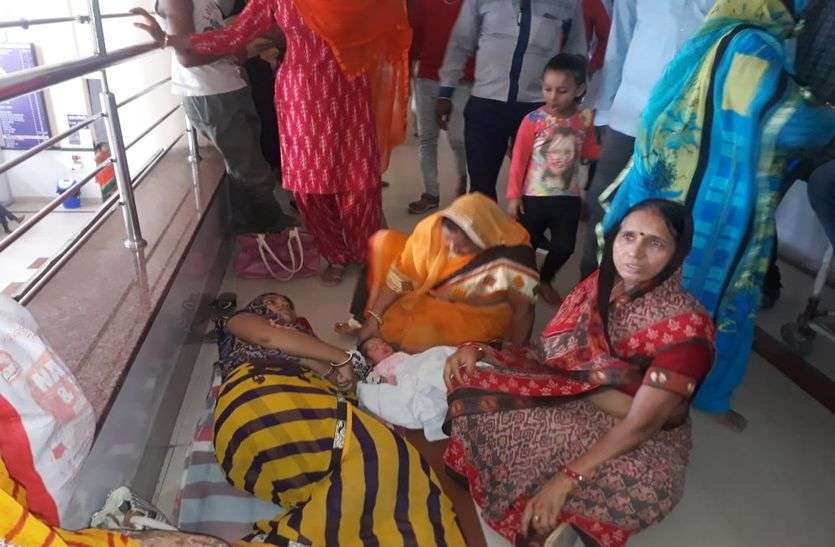 Handed over discharge card to maternity, pulled out ofward in bhilwara प्रसूता को जबरन डिस्चार्ज कार्ड थमाया, वार्ड से बाहर निकाला
