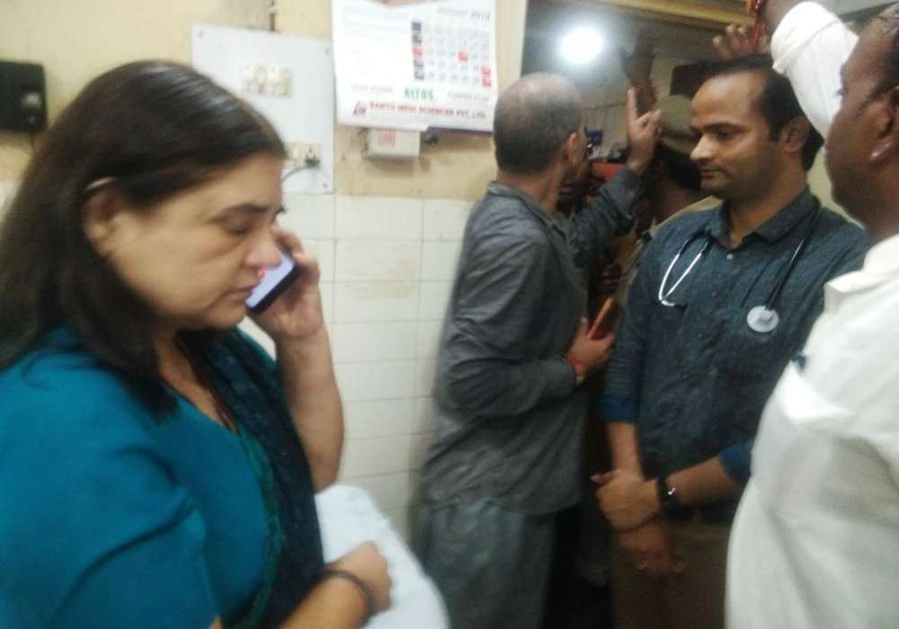 मेनका ने डॉक्टर को लगाई फटकार, कहा तुम्हारी नौकरी ले लूंगी, दो मिनट में काम हो जाएगा तमाम