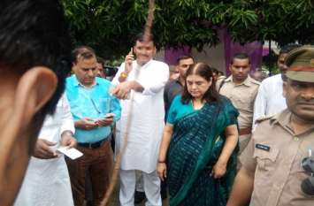 मेनका ने डॉक्टर को लगाई फटकार, कहा तुम्हारी नौकरी ले लूंगी, दो मिनट में काम हो जाएगा तमाम मेनका ने डॉक्टर को लगाई फटकार, कहा तुम्हारी नौकरी ले लूंगी, दो मिनट में काम हो जाएगा तमाम