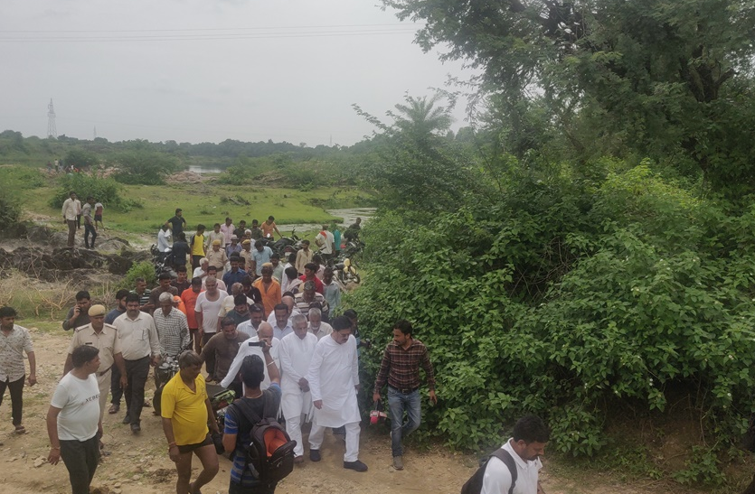 cHITTORGARH चित्तौड़गढ़ : CM की घोषणा, एनीकट में डूबे युवकों के परिवार को देंगे 4-4 लाख, युवकों के शव देखकर मंत्री भी नहीं रोक पाए अपने आंसू