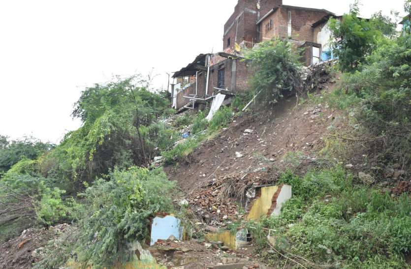 मकानों के नीचे से खिसक रही मिट्टी से घाटी पर बसे 50 परिवारों पर खतरा मकानों के नीचे से खिसक रही मिट्टी से घाटी पर बसे 50 परिवारों पर खतरा