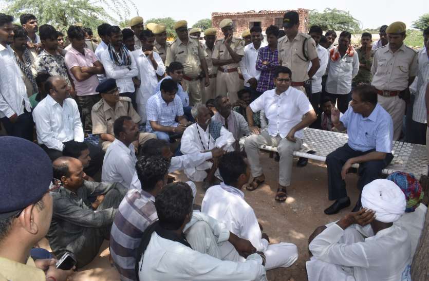 Collector-SP warns Banjara society बंजारों की ढाणियों में भारी पुलिस जाब्ते के बीच हटाएंगे अतिक्रमण