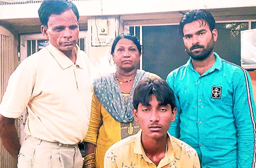 police beat from teen परिवार के सदस्यों को घर नहीं छोड़ा तो कांस्टेबल ने किशोर को बेरहमी से पीटा, थाने पहुंचा तो पुलिस ने भगाया
