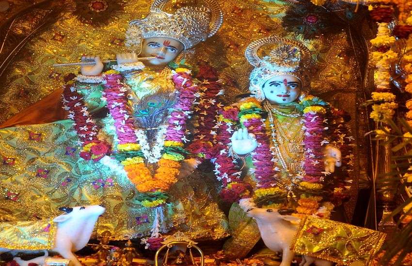 रात 12 बजे घड़ी के तीनों कांटे मिलते ही बज उठे घंटे-घडि़याल, गूंजा जय कन्हैयालाल की
