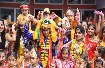 रात 12 बजे घड़ी के तीनों कांटे मिलते ही बज उठे घंटे-घडि़याल, गूंजा जय कन्हैयालाल की रात 12 बजे घड़ी के तीनों कांटे मिलते ही बज उठे घंटे-घडि़याल, गूंजा जय कन्हैयालाल की