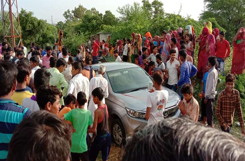 जयपुर में बदमाशों ने की पुलिस पर फायरिंग, नदी में फंसी कार तो पैदल ही भागे बदमाशों ने फायरिंग कर पुलिस को दौड़ाया, नाकाबंदी के दौरान नदी में छोड़ी कार और पैदल ही भागे