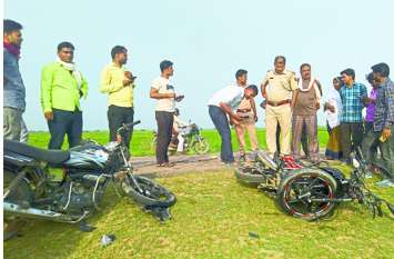 child dead child dead in Road Accident at kota. 4 bikes Collision कोटा में 4 बाइकों में जबरदस्त भिड़ंत, मासूम बेटे की मौत, मां-बाप की हालत नाजुक, 8 जने घायल