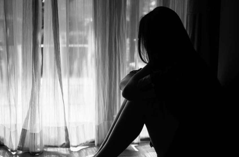 मां ने अपने ही प्रेमी को सौंप दी बेटी, फिर हुआ ये... मां ने अपने ही प्रेमी को सौंप दी बेटी, फिर हुआ ये...