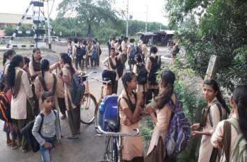 Students stood for two hours outside school अधिकारियों की मौज, विद्यालयों के बाहर दो घंटे खड़े रहकर परेशान होते रहे विद्यार्थी