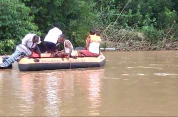In view of her husband, two children including a wife were swept away In view of her husband, two children including a wife were swept away