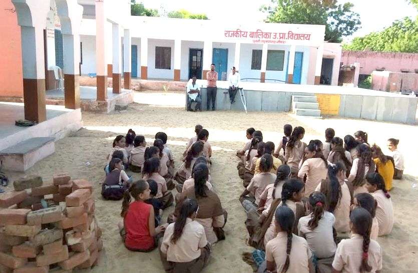 जन्माष्टमी के अवकाश को लेकर सोशल मीडिया पर बनता रहा सरकार का मजाक प्रदेश में जन्माष्टमी के अवकाश को लेकर सोशल मीडिया पर बनता रहा सरकार का मजाक