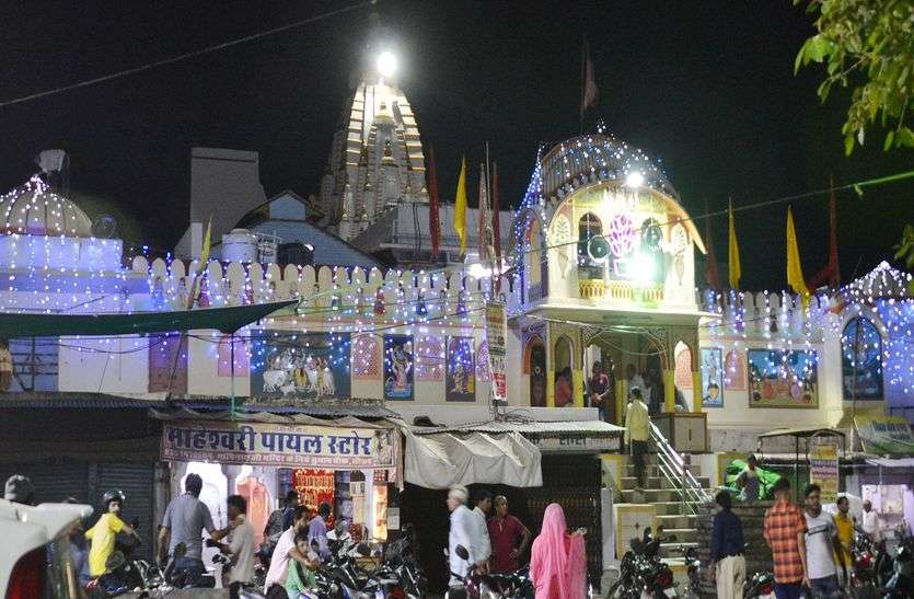 जब पुजारी भोग लगाना भूल गए, तब बाल रूप में प्रकट होकर पैर का कड़ा दुकानदार को देकर लड्डू खाकर गए थे भगवान