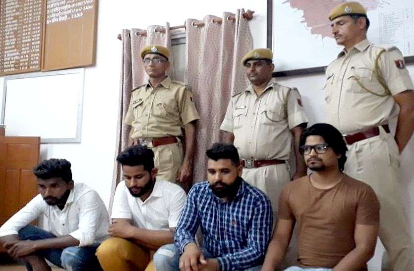 डेली डायमंड चिटफंड कंपनी ( Daily Diamond Chitfund Company ) के 300 करोड़ रुपए ठगी ( 300 Crore Thagi ) के बाद हरियाणा की रेटीकट फैशन कंपनी ( Reticat Fashion Company ) ने शेखावाटी में जाल बिछा लिया। चेन सिस्टम बनाकर लोगों को जोड़कर ज्यादा मुनाफे का लालच देते, कंपनी ने 700 लोगों से ठगे 2 करोड़
