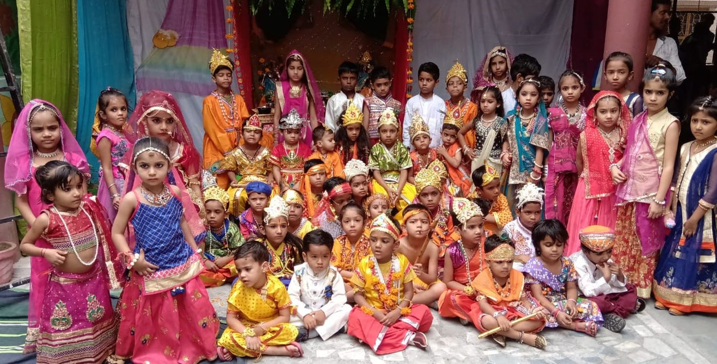 भगवान कृष्ण की भक्ति में झूमे 'बाल गोपाल भगवान कृष्ण की भक्ति में झूमे 'बाल गोपाल