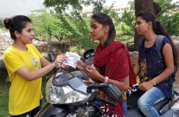 beawar हाथ जोड़ कर मांग रहे समर्थन /छात्र संघ चुनाव के प्रचार में झोंकी ताकत