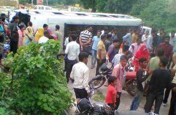 Private bus overturned निजी बस पलटी, 15सवारियां चोटिल