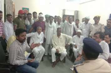 प्रसूता की मौत पर हंगामा, चिकित्सकों और नर्सिक स्टाफ की बर्खास्तगी पर अड़े परिजन प्रसूता की मौत पर हंगामा, चिकित्सकों और नर्सिक स्टाफ की बर्खास्तगी पर अड़े परिजन