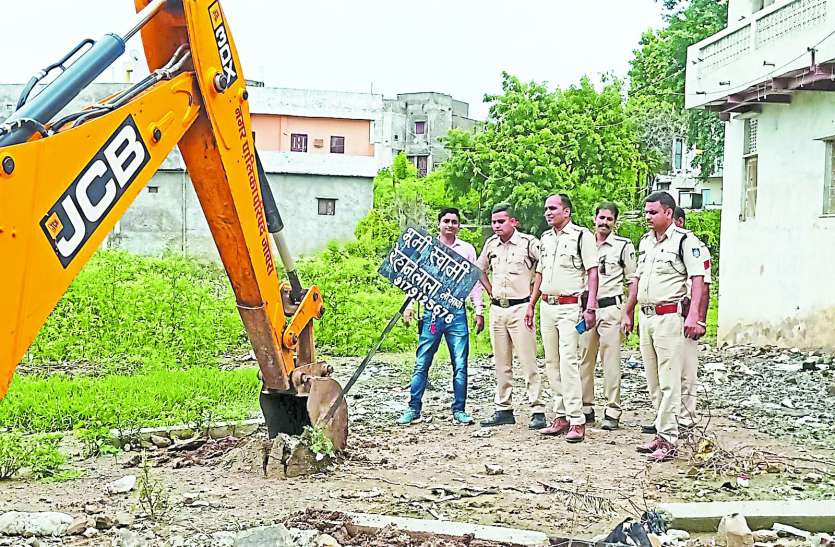 फरार लाला के अवैध कब्जे वाली जमीन से पुलिस ने हटाया बोर्ड फरार लाला के अवैध कब्जे वाली जमीन से पुलिस ने हटाया बोर्ड