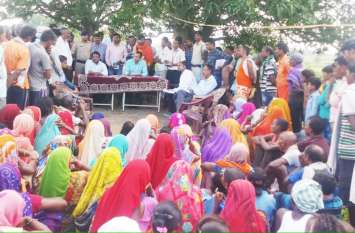 Collector spoke to the villagers on problem in Singrauli Collector spoke to the villagers on problem in Singrauli