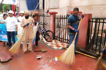 VIDEO : सफाईकर्मी गए छुट्टी पर तो झाड़ू लेकर अफसर उतर गए सडक़ पर, साफ कर दिया शहर VIDEO : सफाईकर्मी गए छुट्टी पर तो झाड़ू लेकर अफसर उतर गए सडक़ पर, साफ कर दिया शहर