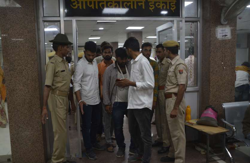 fighting between students student election: हिंसक हुए छात्रसंघ चुनाव, डंडे सरिए से फोड़ा हाथ