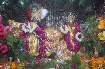 Crowds in temples gathered till late night on Sri Krishna Janmashtami श्रीकृष्ण जन्माष्टमी पर्व पर देर रात तक उमड़ी मंदिरों में भीड़ ..देखें तस्वीरें