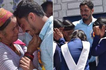 Students get emotional on farewell of a teacher in Uttarakhand दमोह के बाद उत्तराखंड में भी टीचर की विदाई पर फूट-फूटकर रोए लोग, ऐसे किया रुखसत