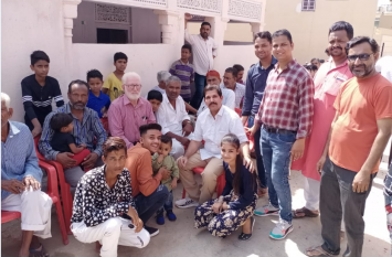 चोरी के झूठे आरोप में सउदी अरब की जेल में बंद अयूब 17 साल बाद घर लौटा, तो पूरे मोहल्ले ने मनाया ईद जैसा जश्न चोरी के झूठे आरोप में सउदी अरब की जेल में बंद अयूब 17 साल बाद घर लौटा, तो पूरे मोहल्ले ने मनाया ईद जैसा जश्न