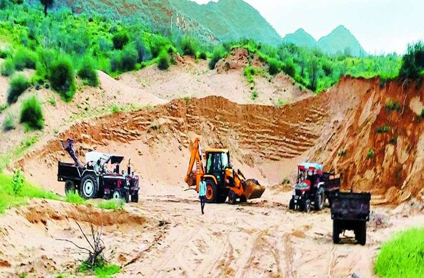 चारागाह भूमि से मिट्टी का अवैध खनन चारागाह भूमि से मिट्टी का अवैध खनन