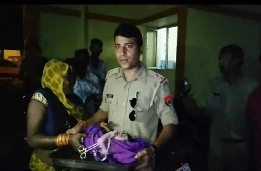 एसआई की रहमदिली, सब इंस्पेक्टर ने निजी कार से प्रसूता को पहुंचाया अस्पताल, कार में जन्मा नया मेहमान एसआई की रहमदिली, सब इंस्पेक्टर ने निजी कार से प्रसूता को पहुंचाया अस्पताल, कार में जन्मा नया मेहमान