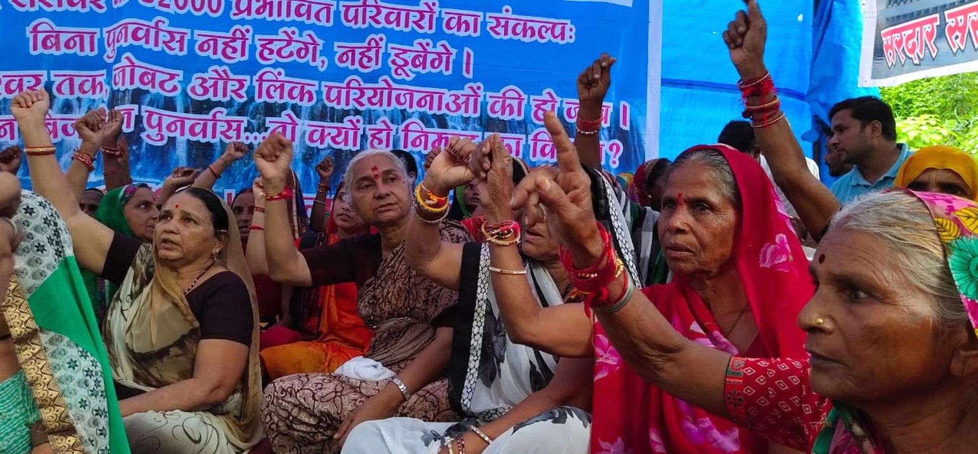 बड़वानी. चुनौती सत्याग्रह में क्रमिक अनशन पर बैठीं मेधा पाटकर व अन्य महिलाएं।