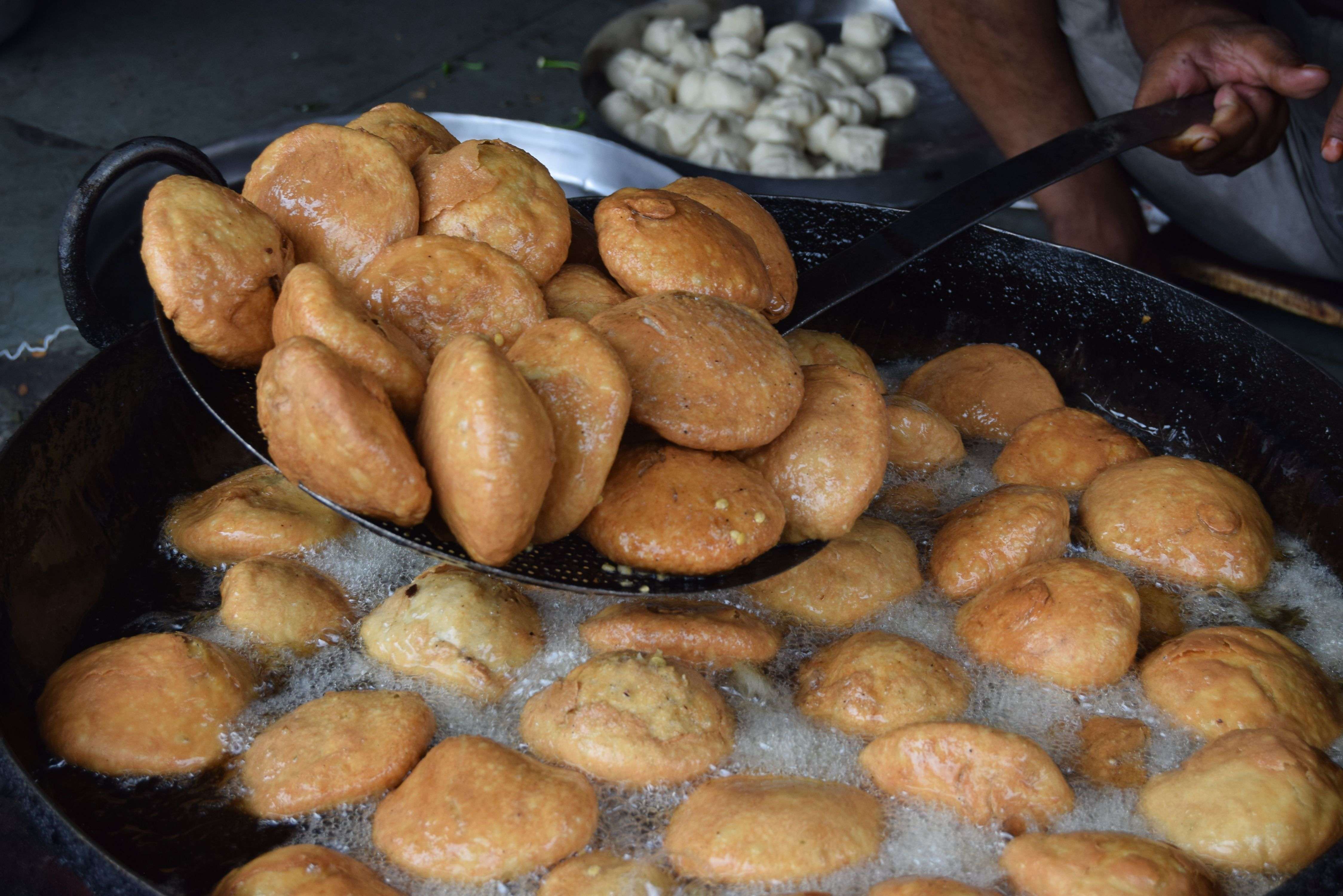 Rajasthani Street Food : Kachori Seller Lakh Rupees Sell Everyday - राजस्थानवासी एक दिन में ही कर देते हैं लाखों की &#39;कचौरियां&#39; चट, विदेशों तक भी महकती है जायके की खुशबू ...