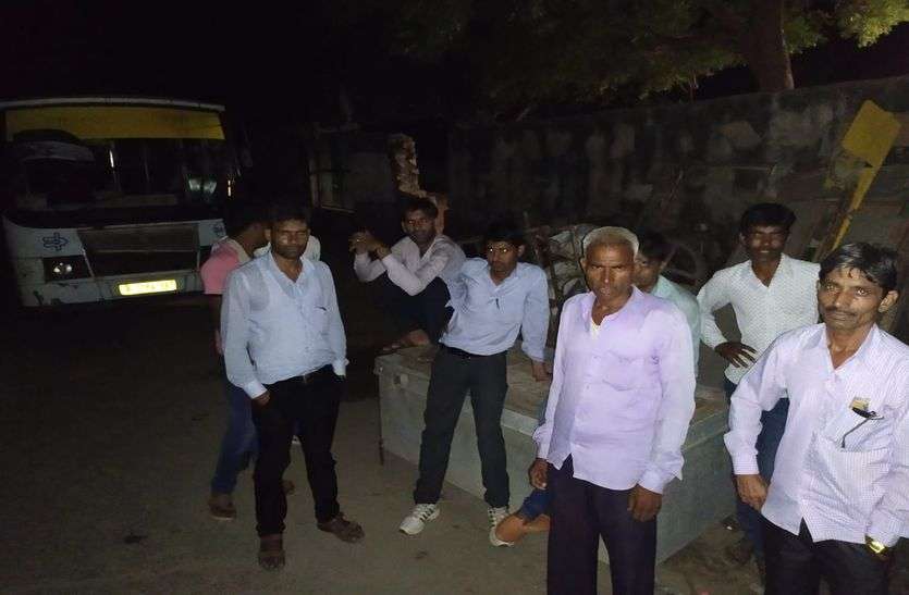 bus puncher रात में बीच राह रोडवेज बस हुई पंचर, अटके यात्री