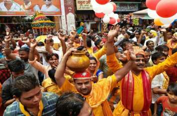 ब्रजधाम गोकुल में नंदोत्सव के अवसर पर कान्हा के जन्म की बधाई लेने का उमड़ा जनसैलाब ब्रजधाम गोकुल में नंदोत्सव के अवसर पर कान्हा के जन्म की बधाई लेने का उमड़ा जनसैलाब