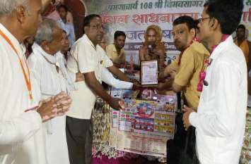 चातुर्मास आमंत्रण पत्रिका का लोकार्पण कर तीर्थ यात्रियों का किया स्वागत चातुर्मास आमंत्रण पत्रिका का लोकार्पण कर तीर्थ यात्रियों का किया स्वागत