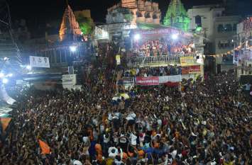 जगदीश चौक में हुए दधिकोत्सव गडिया देवरा के ग्वालाें ने फाेडी मटकी जगदीश चौक में हुए दधिकोत्सव गडिया देवरा के ग्वालाें ने फाेडी मटकी