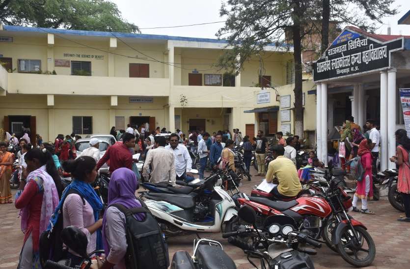 दो कॉलेजों में बिगड़ सकते हैं हालात, प्रशासन को बनानी होगी व्यवस्था दो कॉलेजों में बिगड़ सकते हैं हालात, प्रशासन को बनानी होगी व्यवस्था