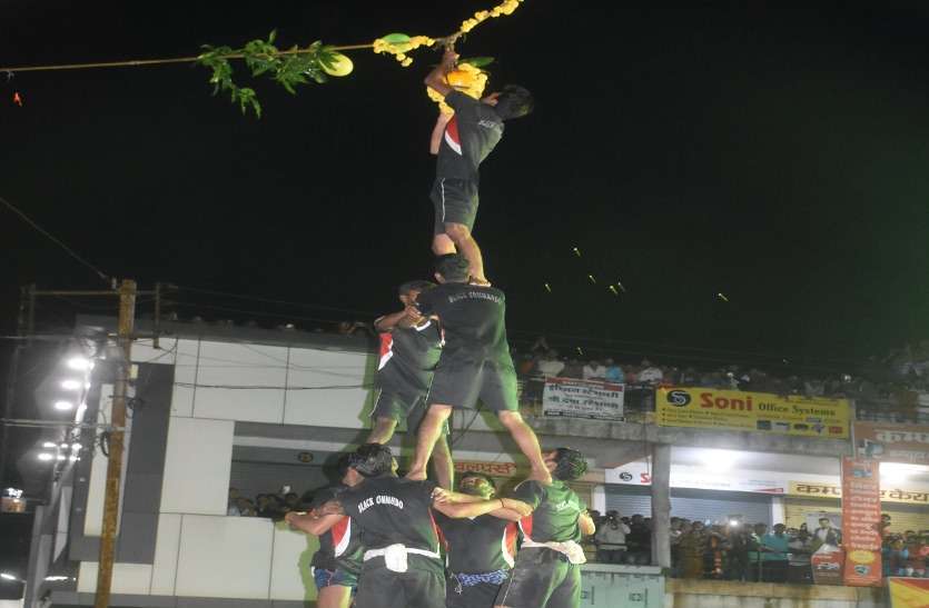 इनामी मटकी फोड़ प्रतियोगिता इनामी मटकी फोड़ प्रतियोगिता