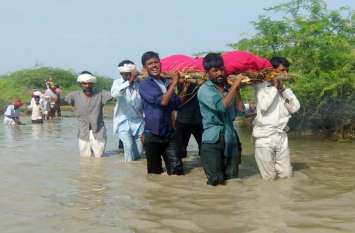 One has to pass through water for cremation उफ ! ये कैसी व्यवस्था, कंधे पर शव, घुटनों तक पानी