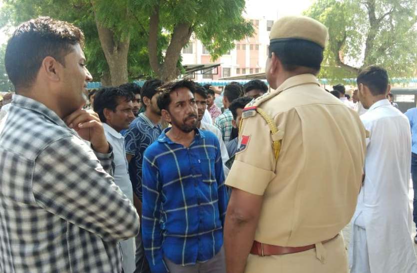जिला अस्पताल में प्रसूता की मौत पर हंगामा, परिजनों ने चिकित्सक पर लगाया लापरवाही का आरोप जिला अस्पताल में प्रसूता की मौत पर हंगामा, परिजनों ने चिकित्सक पर लगाया लापरवाही का आरोप