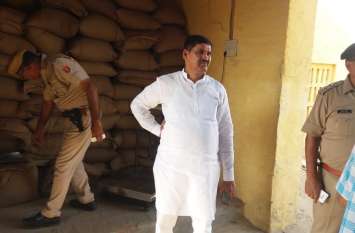 राशन की दुकानों की जांच करने खुद निकले खाद्य मंत्री, अनियमितताओं की खुल गई पोल राशन की दुकानों की जांच करने खुद निकले खाद्य मंत्री, अनियमितताओं की खुल गई पोल