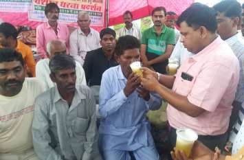 विधायक ने तुड़वाया अनशन, कहा- नहीं माना प्रशासन तो मुख्यमंत्री स्तर पर करेंगे बात विधायक ने तुड़वाया अनशन, कहा- नहीं माना प्रशासन तो मुख्यमंत्री स्तर पर करेंगे बात
