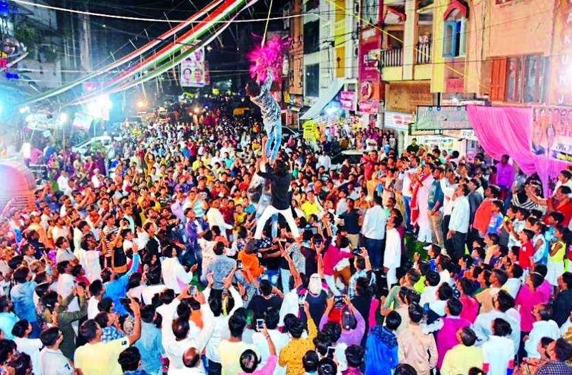 KRISHNA JANMASHTMI : मां यशोदा की गोद में इठलाते रहे कान्हा, भक्त गाते रहे गोविंदा आला रे... VIDEO : KRISHNA JANMASHTMI : मां यशोदा की गोद में इठलाते रहे कान्हा, भक्त गाते रहे गोविंदा आला रे...