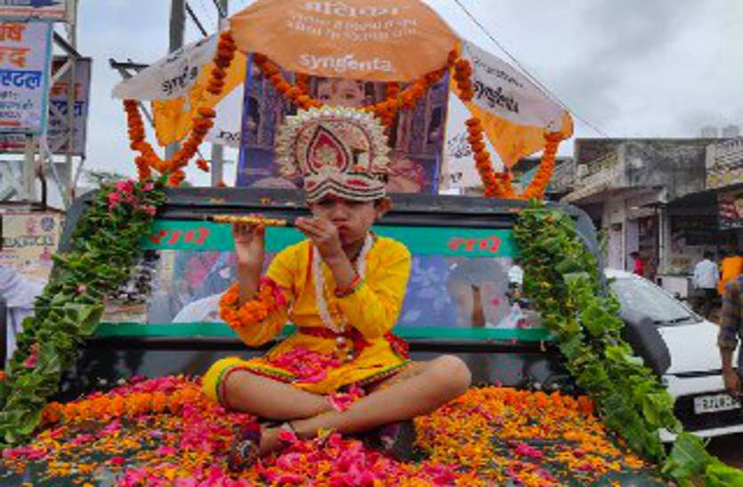 krishnajanmastmi पारम्परिक तरीके से लेहंगी नृत्य किया, राधे राधे का जाप किया, कस्बे में निकाली शोभायात्रा