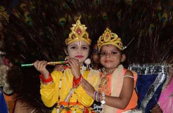 Lord Krishna's beautiful tableau decorated in temples on Shri Krishna photos : श्रीकृष्ण जन्माष्टमी पर मन्दिरों में भगवान की मनमोहक झांकिया सजाई ....देखें तस्वीरें