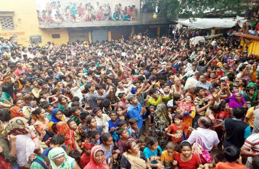ब्रजधाम गोकुल में नंदोत्सव के अवसर पर कान्हा के जन्म की बधाई लेने का उमड़ा जनसैलाब